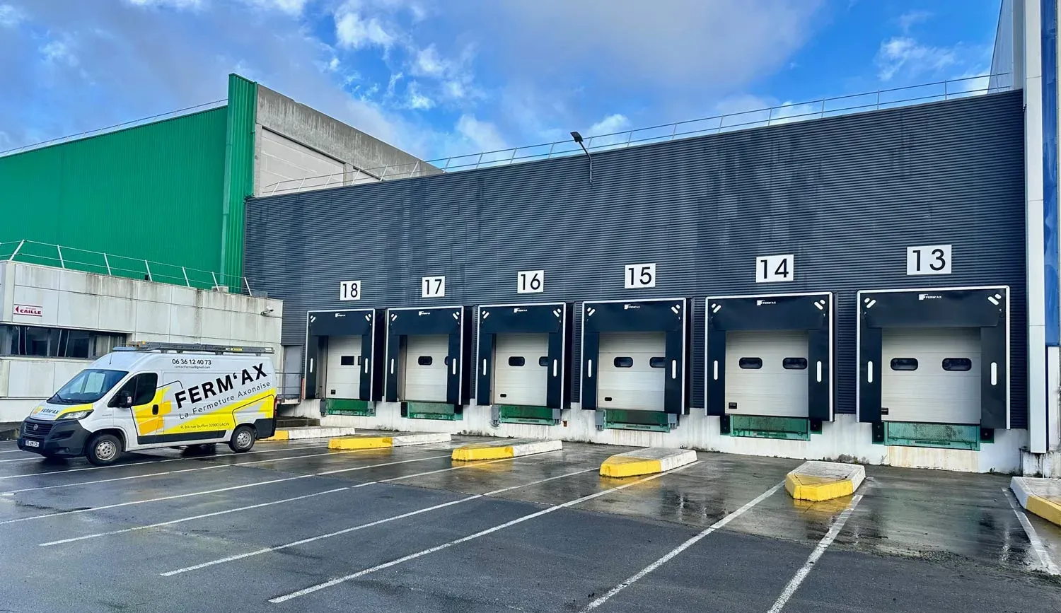 Quais de chargement d'un site logistique avec portes industrielles