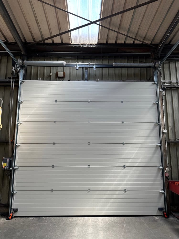 Porte sectionnelle industrielle en bâtiment professionnel